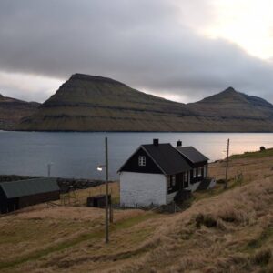 Syðradalur: House by the ocean