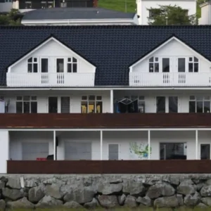 Klaksvík: Private Spacious Central Home by the Sea