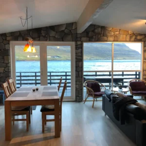 Klaksvík: Spectacular boathouse 2 m from the Ocean