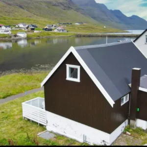Hvannasund: Wonderful cottage located down to the water.