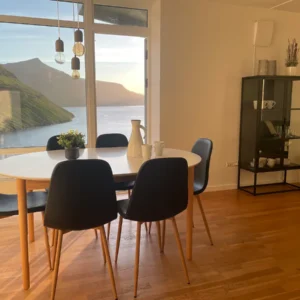 Klaksvík: Unique Sea & Mountain View from Spacious Apartment
